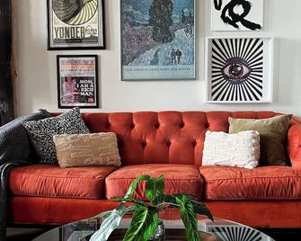 420 Friendly Boho Loft Downtown King Suite Free Parking - Detroit - Living room