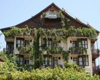 Neptun Hotel - Side - Building