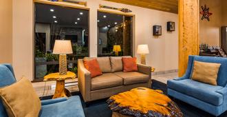 Best Western Plus Tin Wis Resort - Tofino - Living room