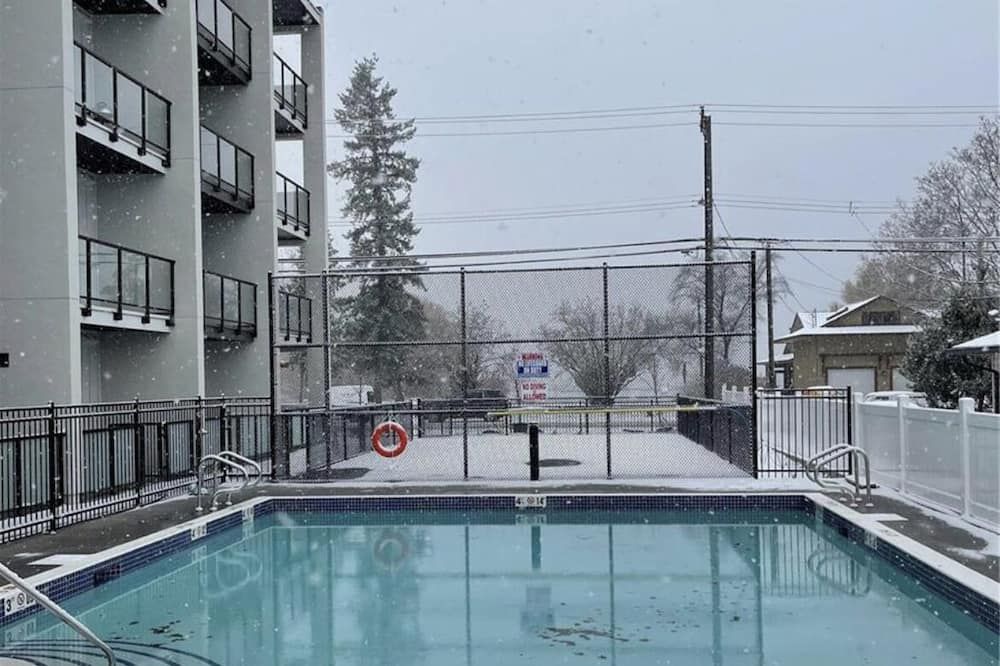 Top Floor on Okanagan Lake with heated pool, king bed, gym and pickleball court! - Vernon - Piscina