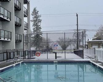 Top Floor on Okanagan Lake with heated pool, king bed, gym and pickleball court! - Vernon - Pool