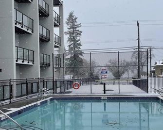 Top Floor on Okanagan Lake with heated pool, king bed, gym and pickleball court! - Vernon - Piscina