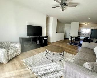 The White Pine Modern Spacious with garage - Papillion - Living room