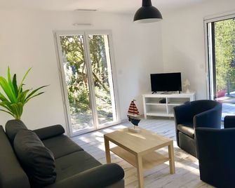 New house just steps from the ocean - Сулак-сюр-Мер - Вітальня