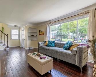 The Italian Farmhouse - Cleveland Heights - Living room