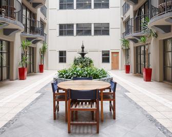 Quest Atrium Serviced Apartments - Wellington - Patio
