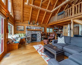Finley Point Retreat - Polson - Living room