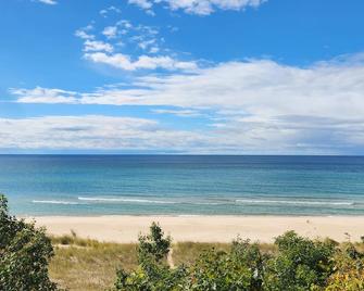 Quaint, charming, CLEAN family cabin on Lake Michigan. - Silver Lake - Beach