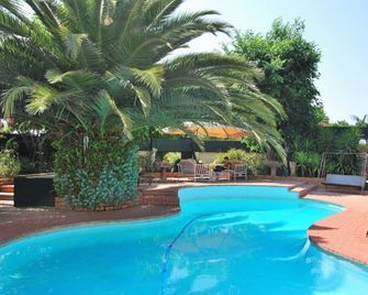 Sleep Eezy Cottages - Benoni - Bazén