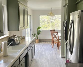 Freshly Renovated Cabin at a Flower Farm - Ahwahnee - Kitchen
