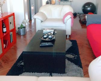A Nice Badroom in a nice, centrally located apartment - Maputo - Living room