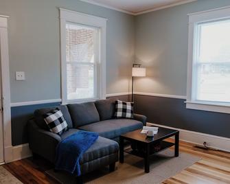Emerald City Bnb - Cozy Bungalow Mins to Lander University & Self Regional - Greenwood - Huiskamer