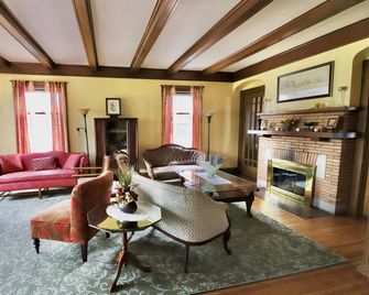 The Burd Room w/ queen bed - Niagarafälle - Wohnzimmer