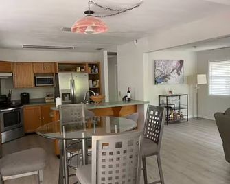 Charming 2-bedroom Central to Tampa and Beaches in Oldsmar - Oldsmar - Kitchen