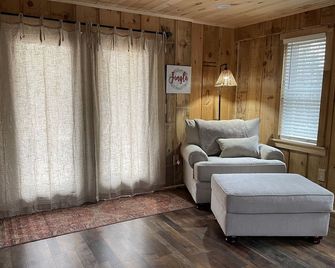 Ridgeview Cottage - Lexington - Living room