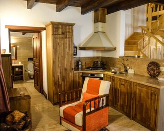 Mavras Tas Odalar - Küçükkuyu