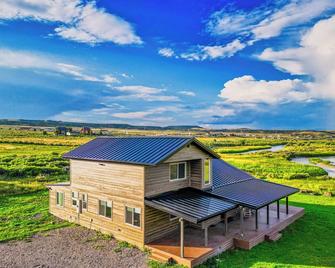 Secluded Luxury Riverfront Ranch on 13 Acres for Bryce & Zion Fiber Internt - Hatch - Building