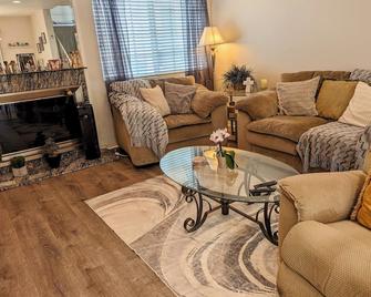 5 Minutes to South Bay Beaches! Private 2 bedroom 2 bath 2 level home with patio Excellent value! - Torrance - Sala de estar