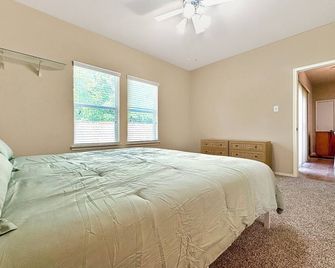 3BR Home in Home - Near Bush Airport & Houston - Humble - Bedroom