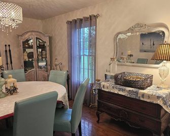 Relax in Style at This Airy 3BR/2BA Retreat with Outdoor Oasis - Queenstown - Dining room