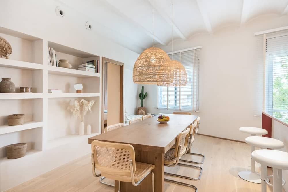 Mediterranean Home With 4 Bedrooms And 3 Bathrooms - برشلونة - غرفة طعام