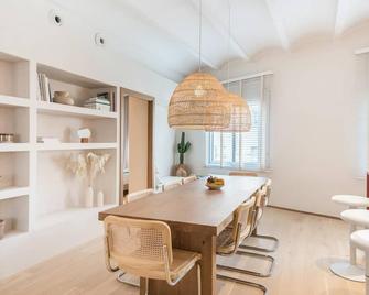 Mediterranean Home With 4 Bedrooms And 3 Bathrooms - Barcelona - Ruokailuhuone