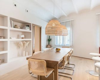 Mediterranean Home With 4 Bedrooms And 3 Bathrooms - برشلونة - غرفة طعام