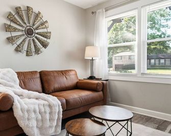 The Little White House / Private Guesthouse Near Downtown Woodstock - Woodstock - Sala de estar