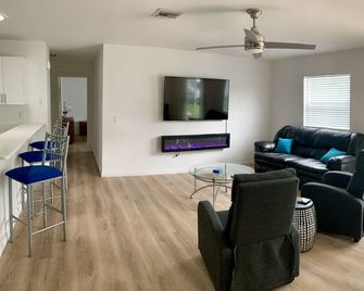 Beautifully updated and close to everything! Yamaha gas cart included! - The Villages - Huiskamer
