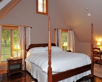 A Historic, Luxurious, Waterfront Log Mansion - Bobcaygeon - Schlafzimmer