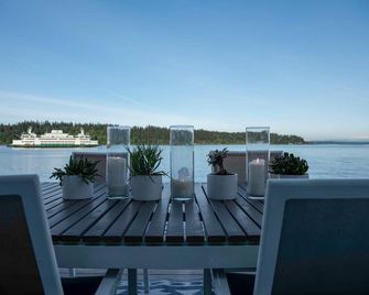 The Heron Haus, a Stunning Waterfront Retreat w/Hot Tub - Port Orchard - Balcony