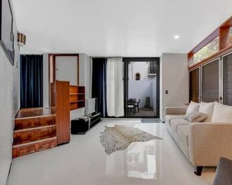Las Olas Hammocks Unit 2 By Dream Vacation - Fort Lauderdale - Living room