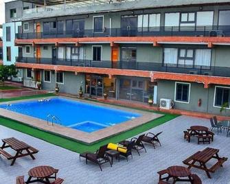 Rb Parkhill Hotel - Afienya - Pool