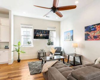 Private 3BR on Carondelet by Hosteeva - Nueva Orleans - Sala de estar
