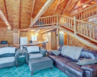 Rhinelander Waterfront Cabin w/ Deck & Fire Pit! - Rhinelander - Living room