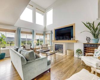 Spacious 5-bedroom house Next To Air Force Academy in Welcoming Colorado Springs - Colorado Springs - Living room
