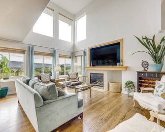 Spacious 5-bedroom house Next To Air Force Academy in Welcoming Colorado Springs - קולרדו ספרינגס - סלון