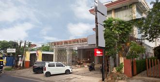 OYO 2443 Inn Joy - Semarang - Building