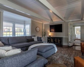 1763 Historic Elegance in Manchester: near Skiing with Views in Walkable Village - Sunderland - Living room