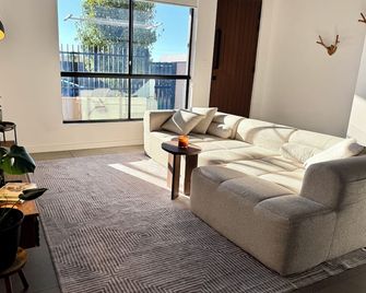Stylish Industrial 2br: Free Parking/Near Cbd/Tram - Free Fast Wifi - Stanhope Gardens - Sala de estar
