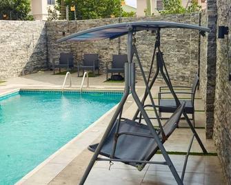 cozy 2 bedroom apartments 15 mins away from the airport - Madina - Pool