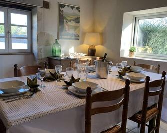 La Ferme de Gondières-Gîte-Superior-Wet room-Countryside view - Nevers - Dining room