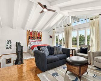 Luxury 4-Bedroom Lake Marion Retreat w/ Rooftop Deck & Spacious Outdoor Living - Manning - Obývací pokoj