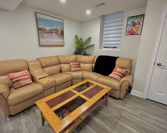 Your cozy Caribbean-inspired stay just 1 hour north of Toronto - Alliston - Living room