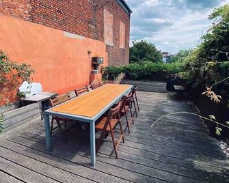 Spacious 5-bedroom back house in beautiful Antwerp with AC and rooftop terrace - Antuérpia