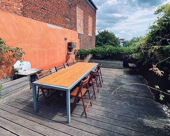 Spacious 5-bedroom back house in beautiful Antwerp with AC and rooftop terrace - אנטוורפן - פטיו