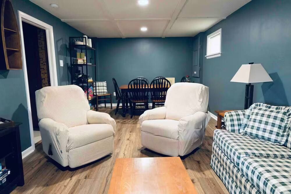 Peaceful Cozy Lakefront Chalet in Laurel Highlands with Private Dock
