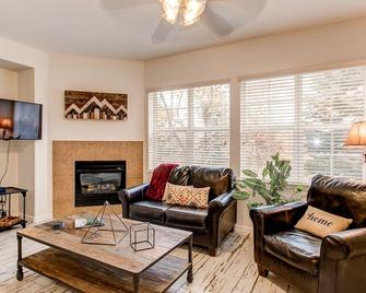 Centrally located Condo on the main floor in Centennial/Parker Area - Aurora - Living room
