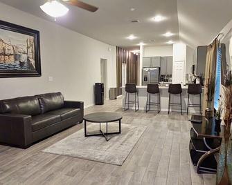 Serenity In Suburbia - Katy Tx - Katy - Living room