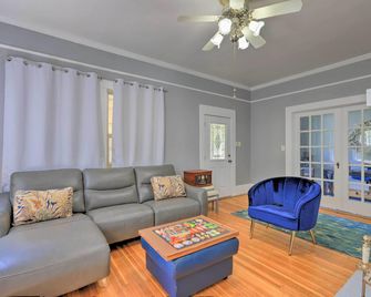 Spacious Lanett Haven w/ Sunroom + Large Deck - Lanett - Living room